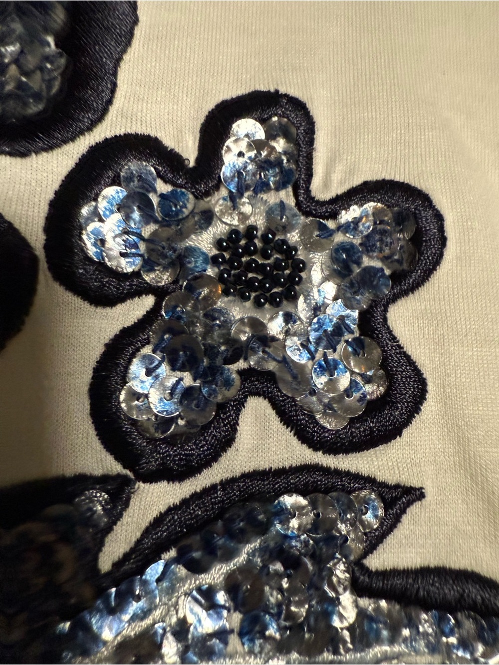 Escada White and Navy Blue Hibiscus Sequin Beaded Graphic Cotton Shirt Size 34 - Picture 6 of 7